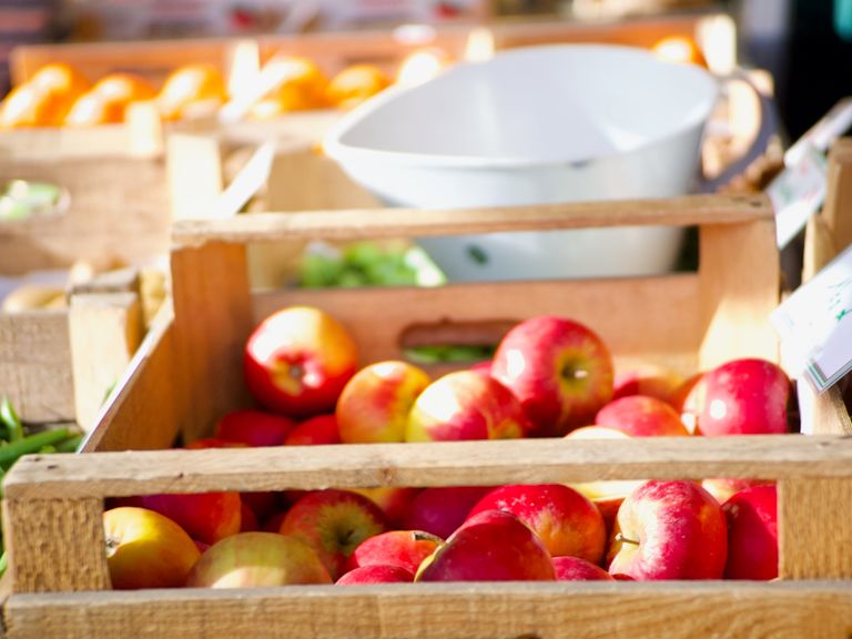 Apfelkorb auf dem Obststand